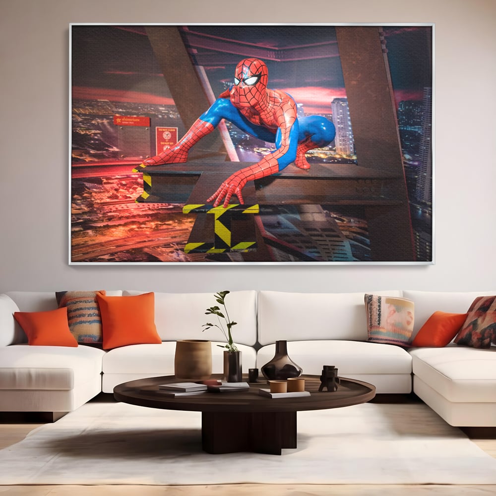 Tablou canvas cu tablou canvas cu figurina spider man, in rama de aluminiu argintiu, pe perete intr-un living
